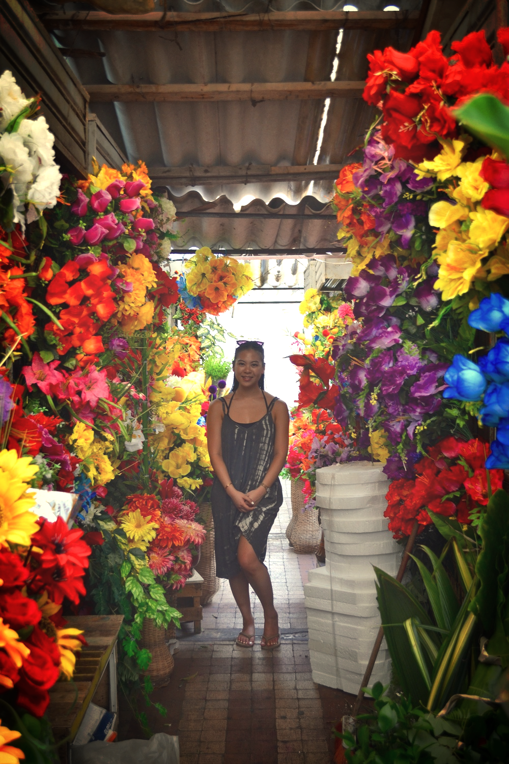 哥伦比亚在图片:卡塔赫纳的颜色- Kat Jeng -鲜花在市场-刮的名单