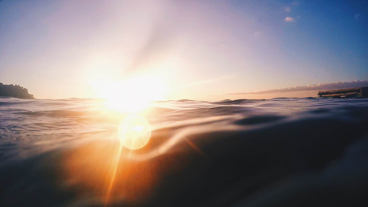 在阿尼劳，马比尼，八打加斯，金色的阳光闪耀在海洋上
