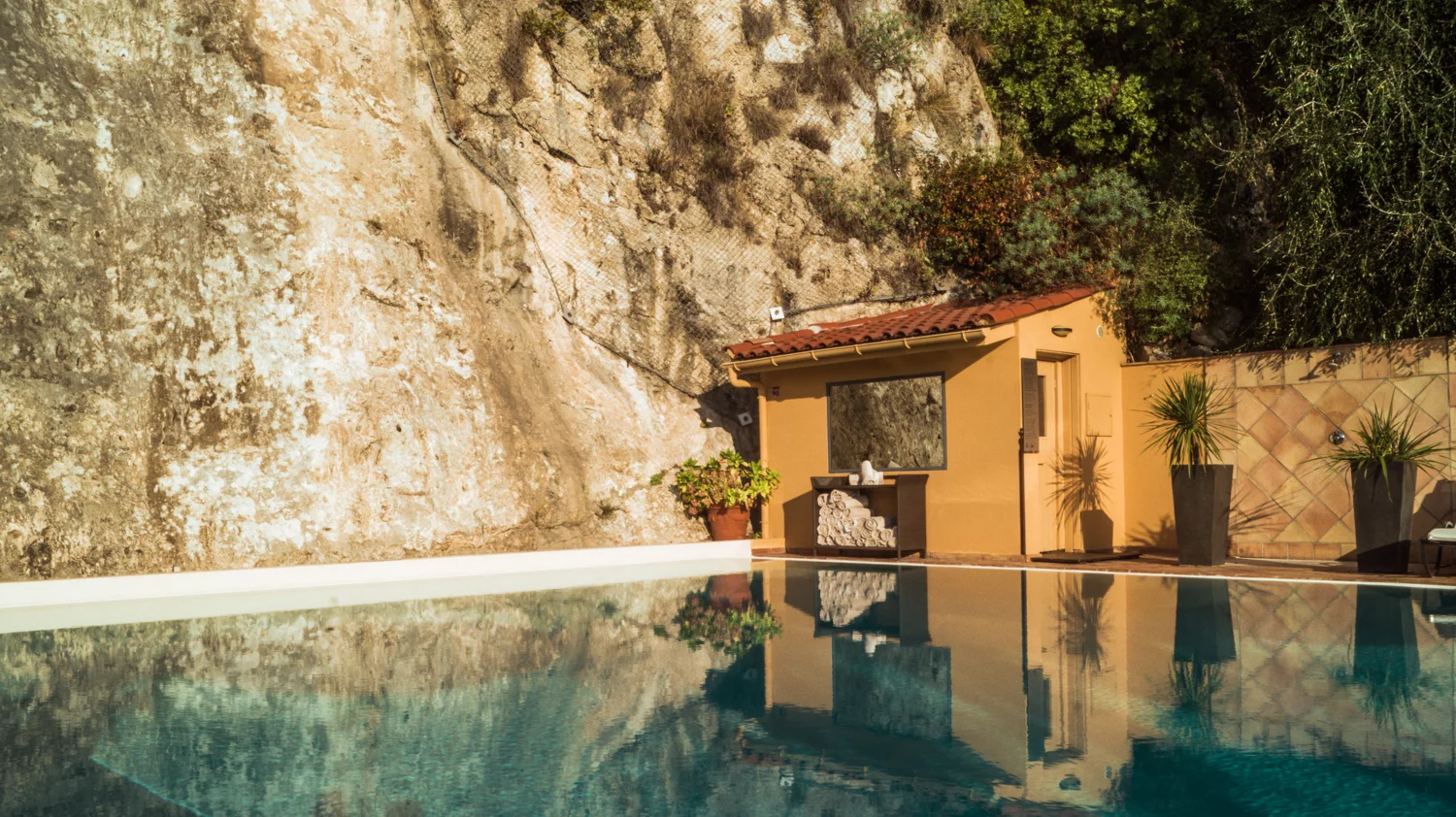 Swimming pool and sauna... at the foot of a mountain