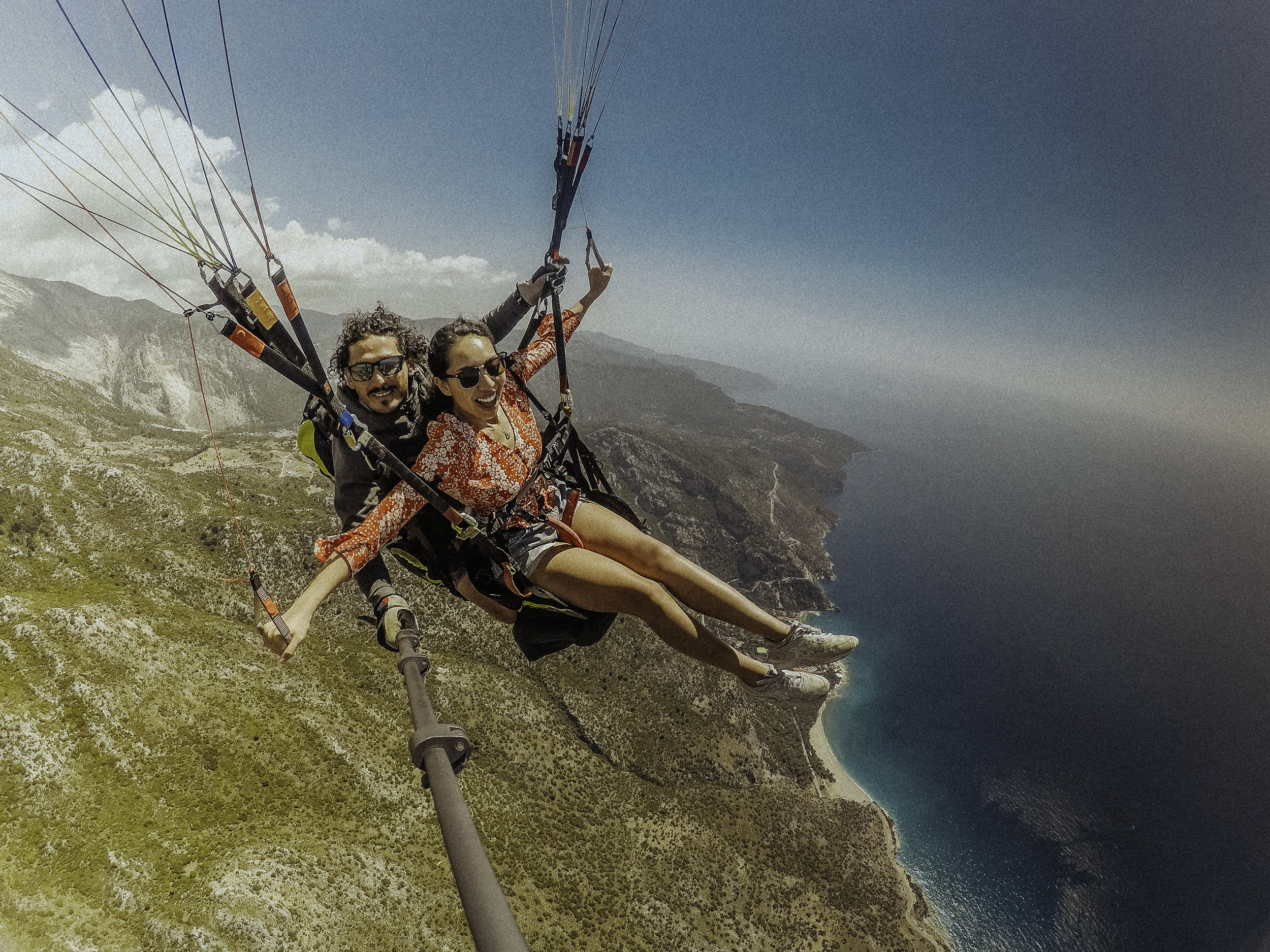 滑翔伞在奥卢美达拉曼蓝色泻湖土耳其.jpg