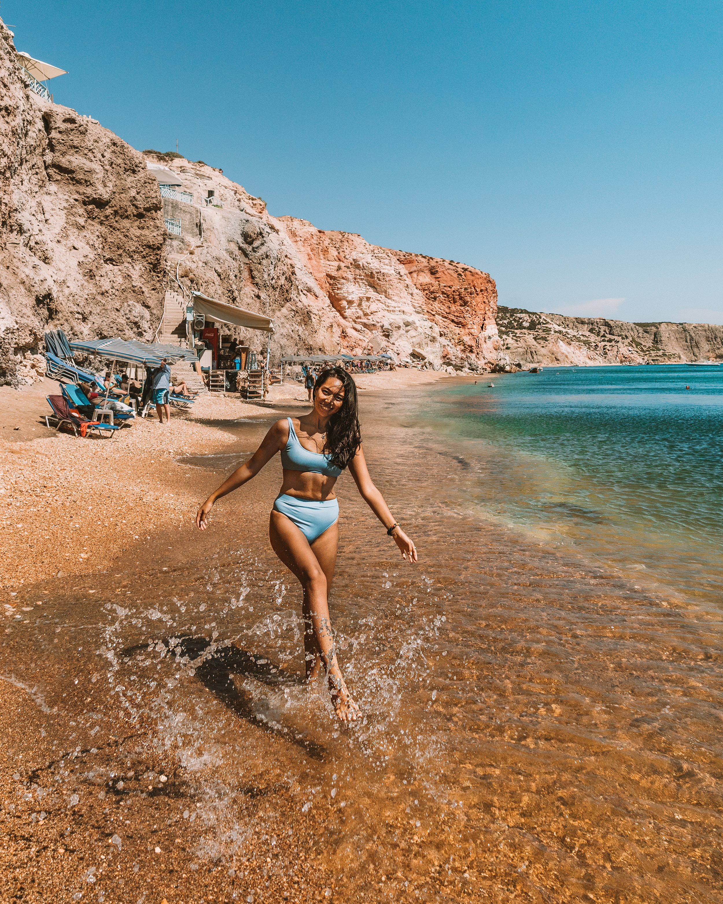 希腊米洛斯古乔里海滩，梅尔在海里戏水