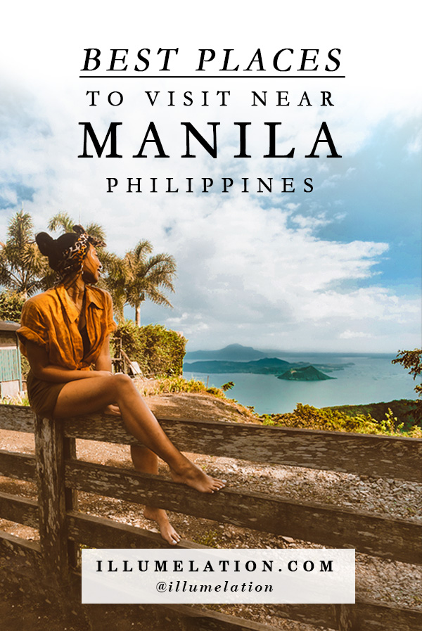 女孩坐在栅栏上，凝视着菲律宾塔阿尔湖的蓝绿色火山