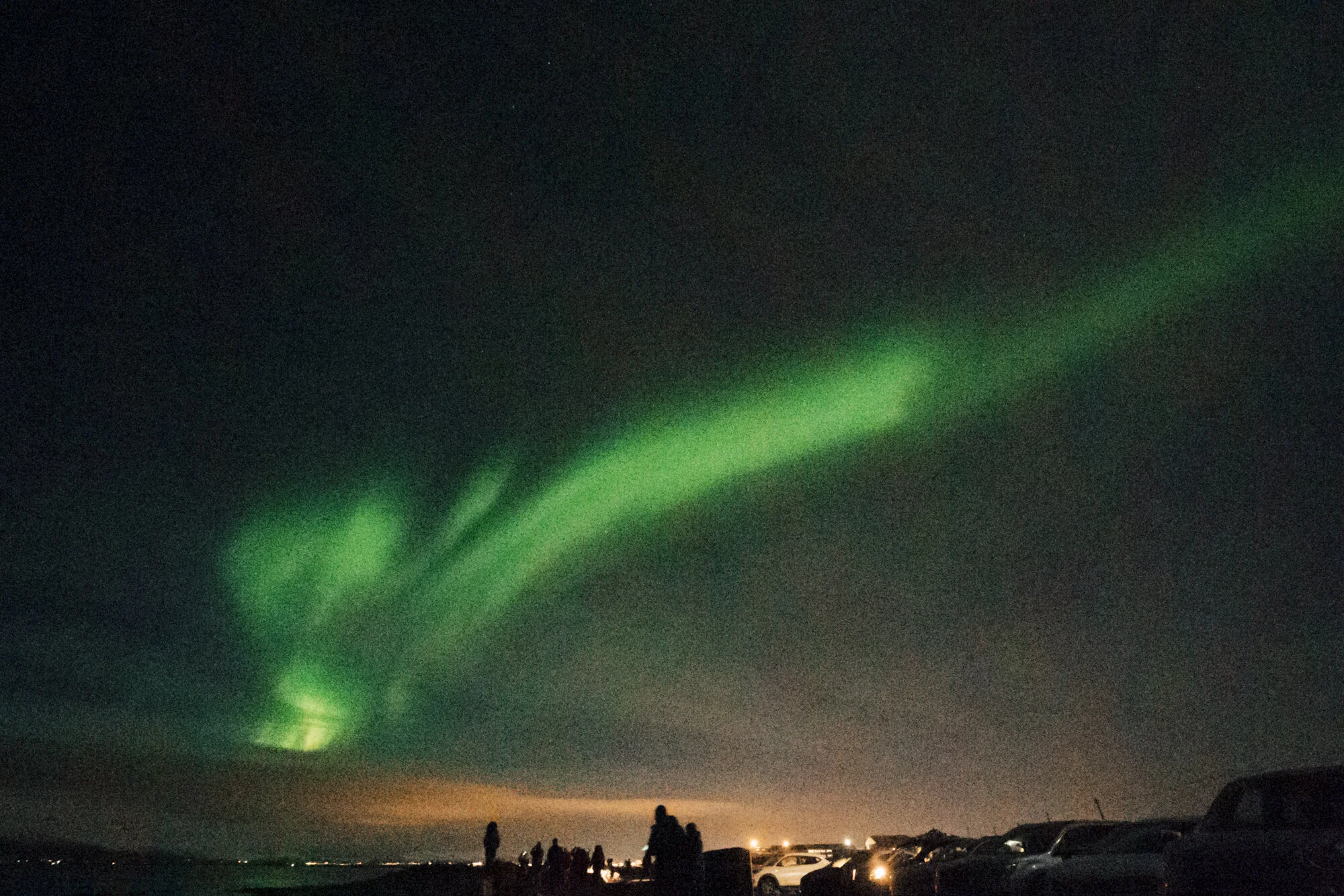 Aurora Borealis的明亮的绿色条纹在夜空的夜空在雷克雅未克,冰岛