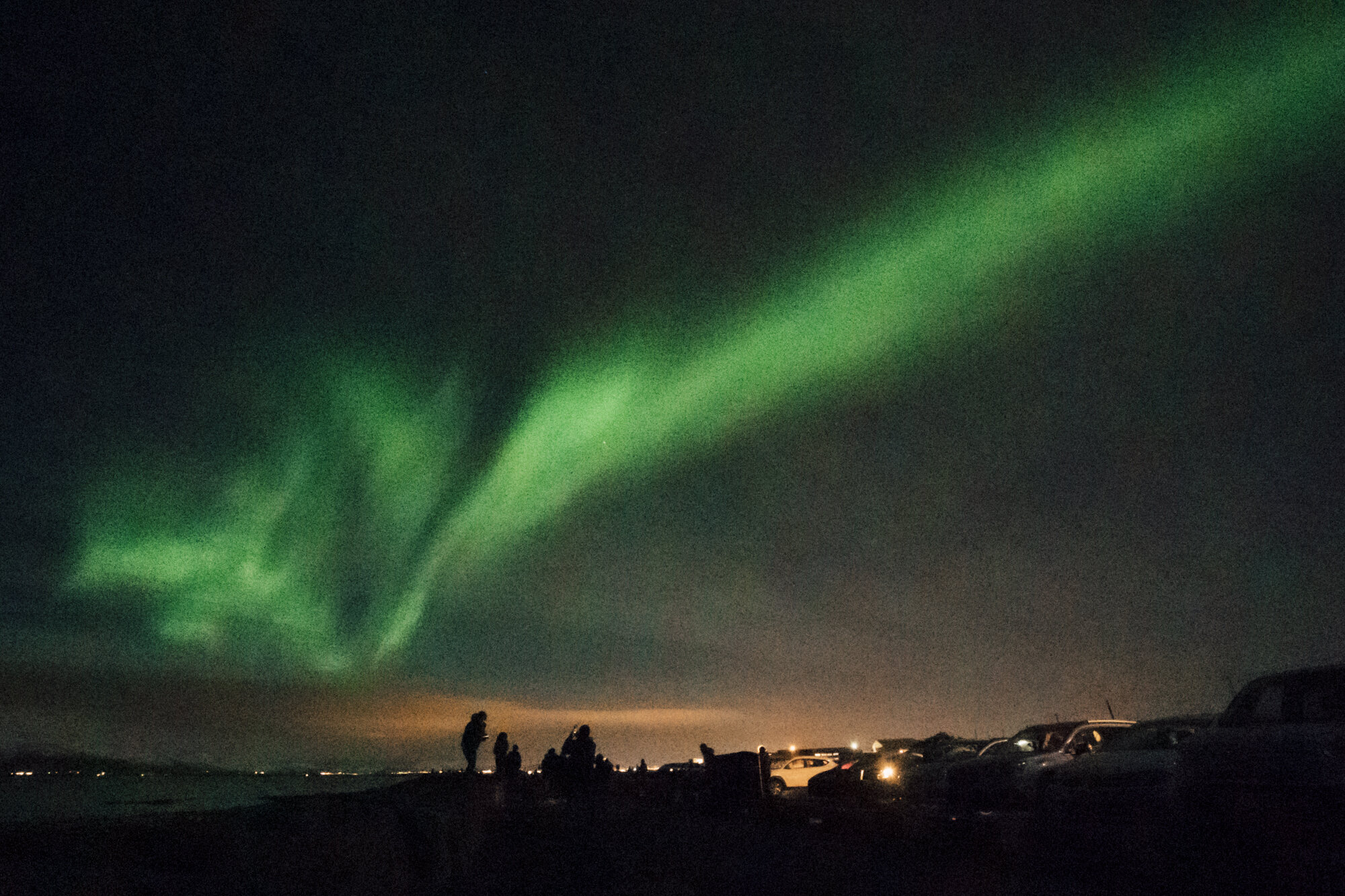Aurora Borealis的明亮的绿色条纹在夜空的夜空在雷克雅未克，冰岛