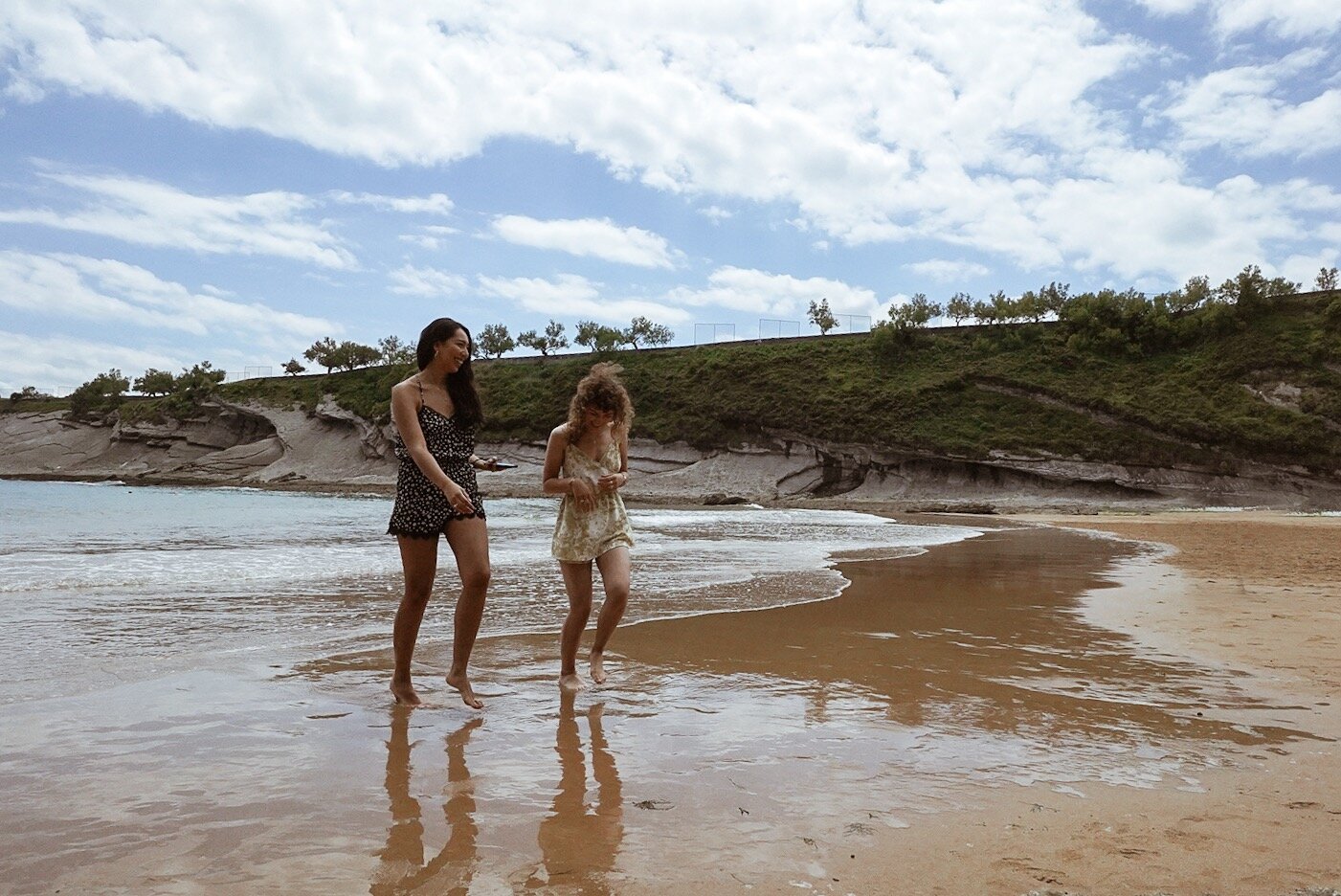 笑在海滩上的海滩在Playa de matalenas海滩,桑坦德,西班牙