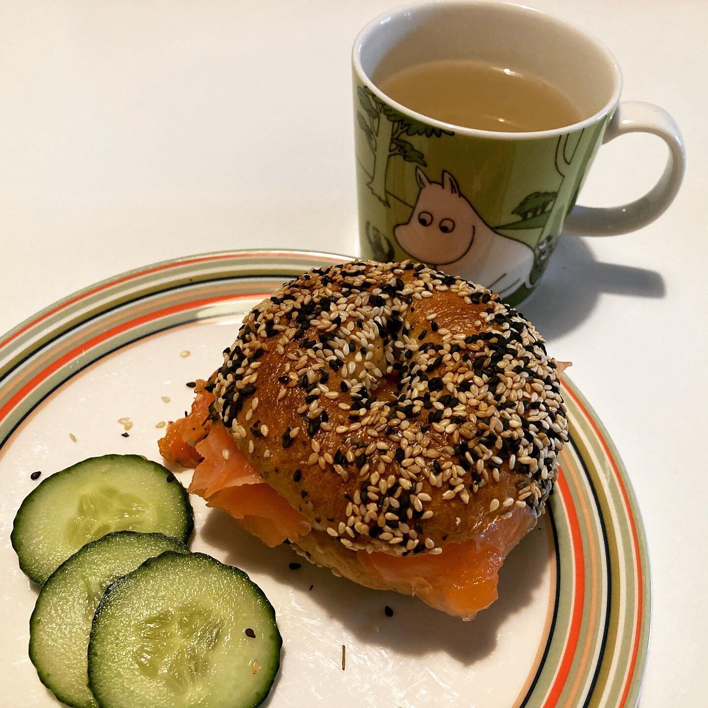 🥯🍵 Smoked salmon &amp; cream cheese bagel with green tea for Sunday lunch 😋
Delicious sesame seed bagels from @toastartisanbakery Amazing, thanks Caroline 😘
.
.
.

#carolessuperteaadventure #teablogger #tea #teatime #teaclub #greentea #teapairing