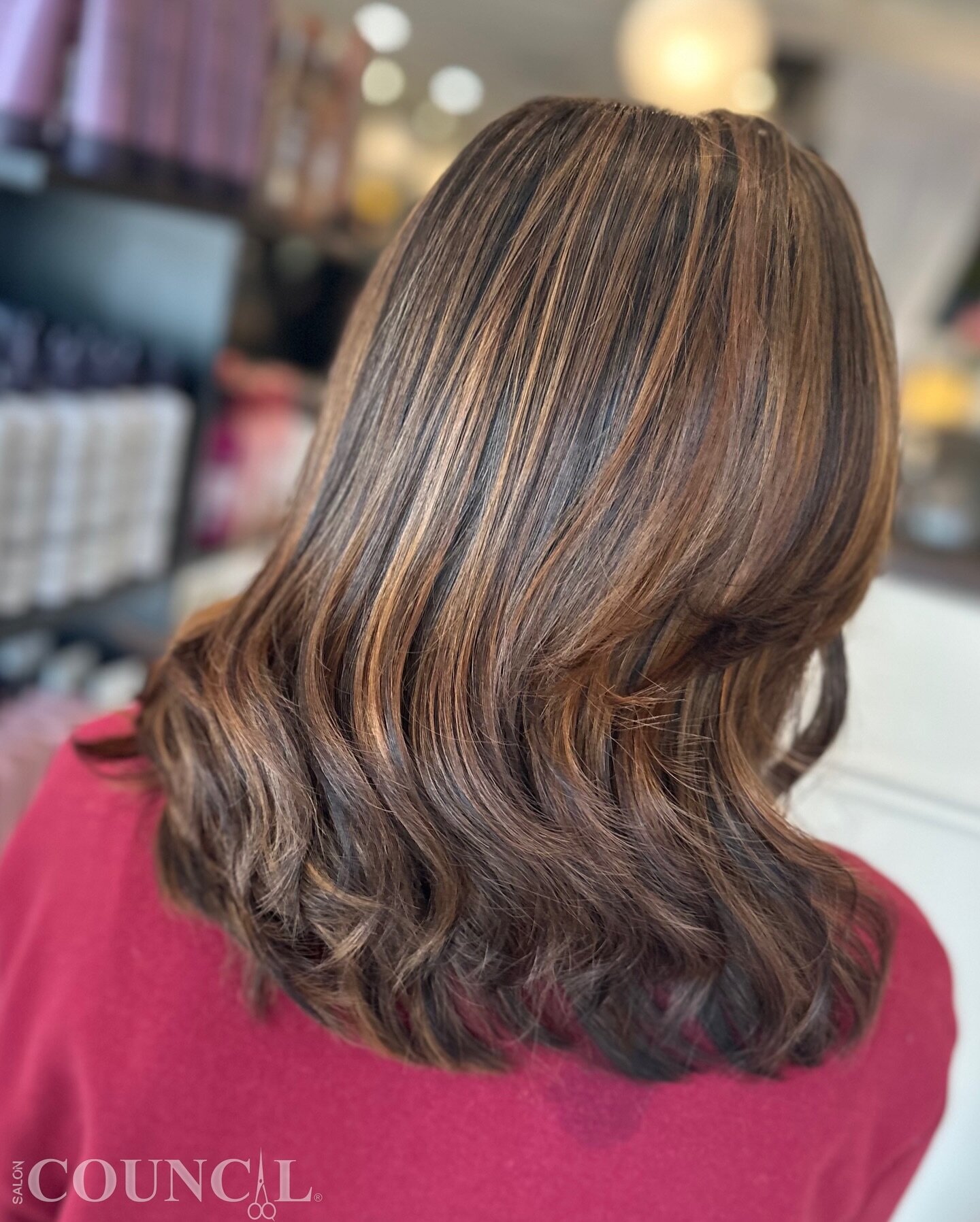 🌿#caramelbalayage 
Indulge in the sweet allure of caramel balayage 🍯 Enriched with the right toner and the transformative power of Olaplex treatment. Completed with a luxurious blowdry style that adds volume and movement. 
A deliciously rich color 