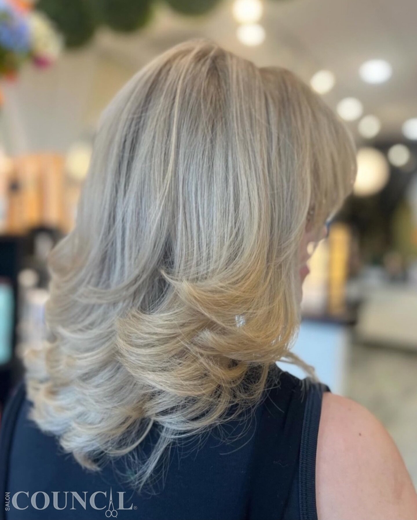 🌿#blondeblend 
Blonde ambition refreshed! A luxe toner touch-up to keep my blonde bright and beautiful, finished with a flawless blow-dry. 💫 #BlondeMoment #TonerRefresh #BlowdryGlam 

TONER REFRESH &bull; BLOWDRY STYLE 

Hair by YARI @yarihair_styl