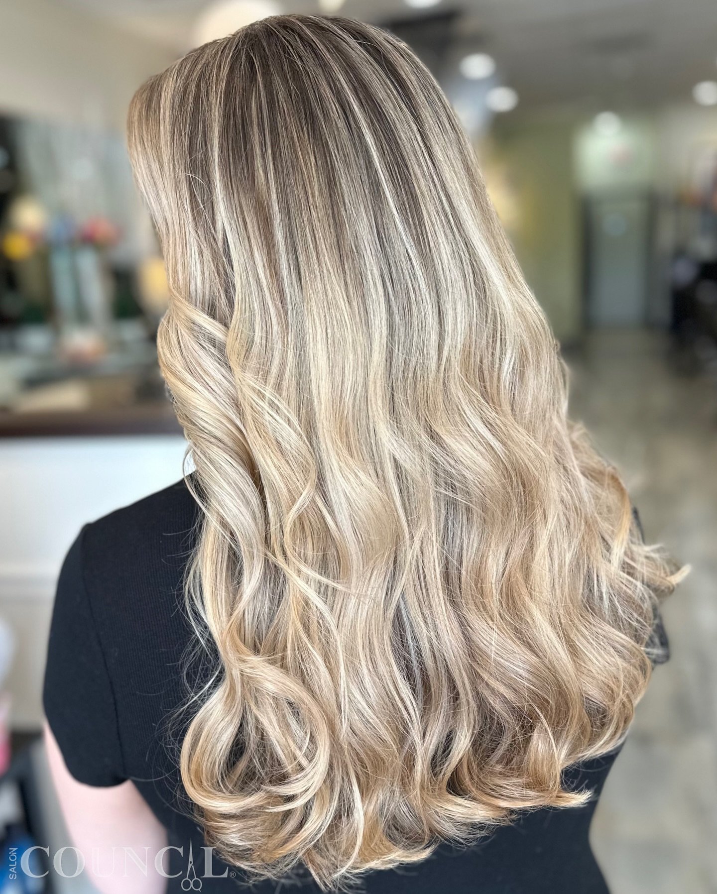 🌿#blondebalayage 
Beach vibes, no matter the season! 🌊
Achieve your dream look with blonde balayage highlights, perfected with toner and fortified with Olaplex. We&rsquo;ve topped it off with a fresh cut and a blowdry that curls into effortless bea