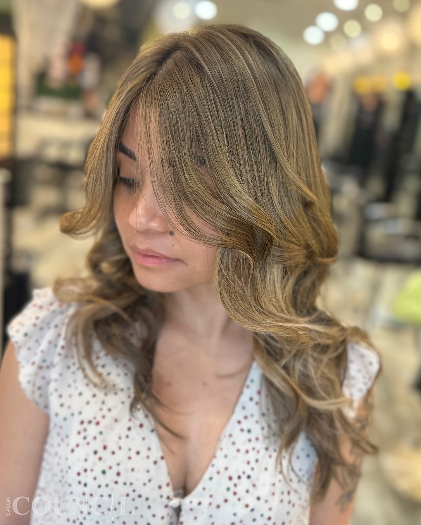 🌿#sandyblonde 
Transforming into a dimensional sandy blonde masterpiece with heavy foiling, enhanced by toner perfection, nourishing Olaplex treatment, and finished with a chic haircut and blowdry style! ✨ #SandyBlondeDimension #HeavyFoiling #Olaple