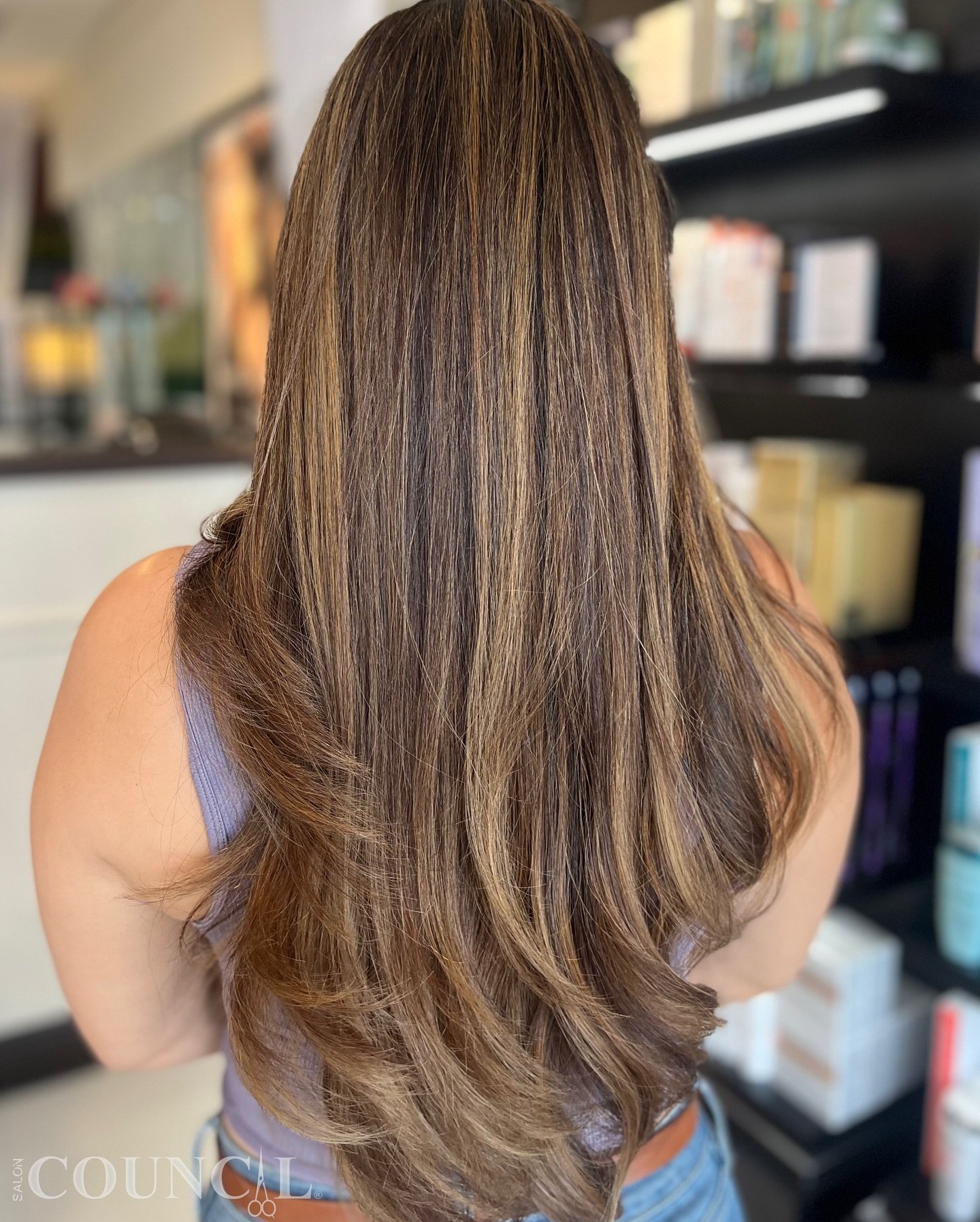 🌿#honeycaramelbalayage 
Sunkissed and stunning! 🌟 Rocking a honey caramel dimensional balayage, perfected with toner and Olaplex, and styled to turn heads. #BalayageBeauty #HairGoals

Hair by YARI @yarihair_styles 
@saloncouncilpines @saloncouncilw