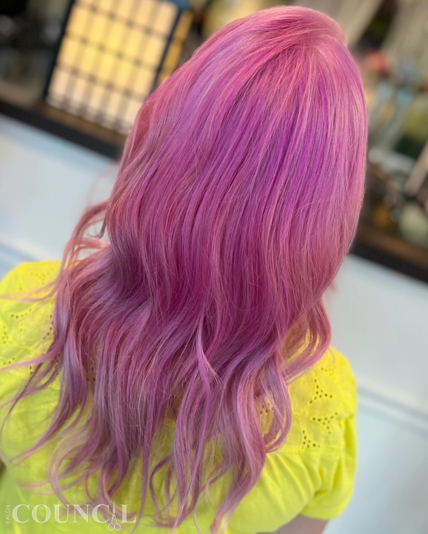 🌿#dimensionalpink 
Transform your look with our stunning dimensional light pink hair color! 💖Achieved through meticulous heavy foils, a beautiful pink toner, and Olaplex treatment, finished off with a chic blowdry wave style. 
Step into the spotlig