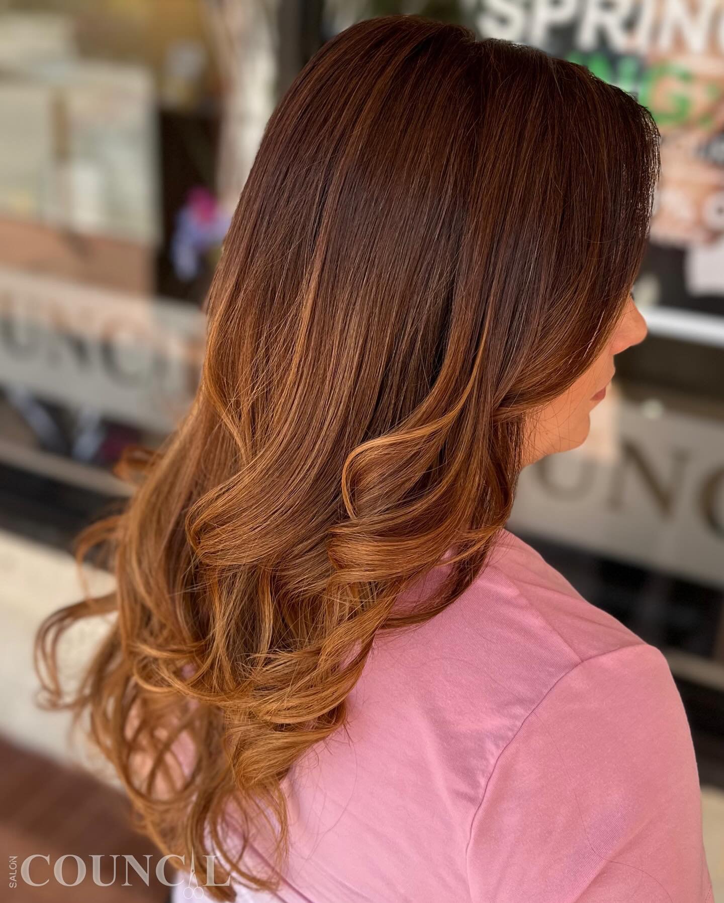 🎉#dimensionalcopper 
Revitalize your look with a precise root touch-up, all-over copper toner refresh, luxurious Fusio-Dose treatment, and a fresh haircut styled with a blowdry! 
🧡Shine bright with vibrant copper tones! #CopperGlow #HairMakeover

C