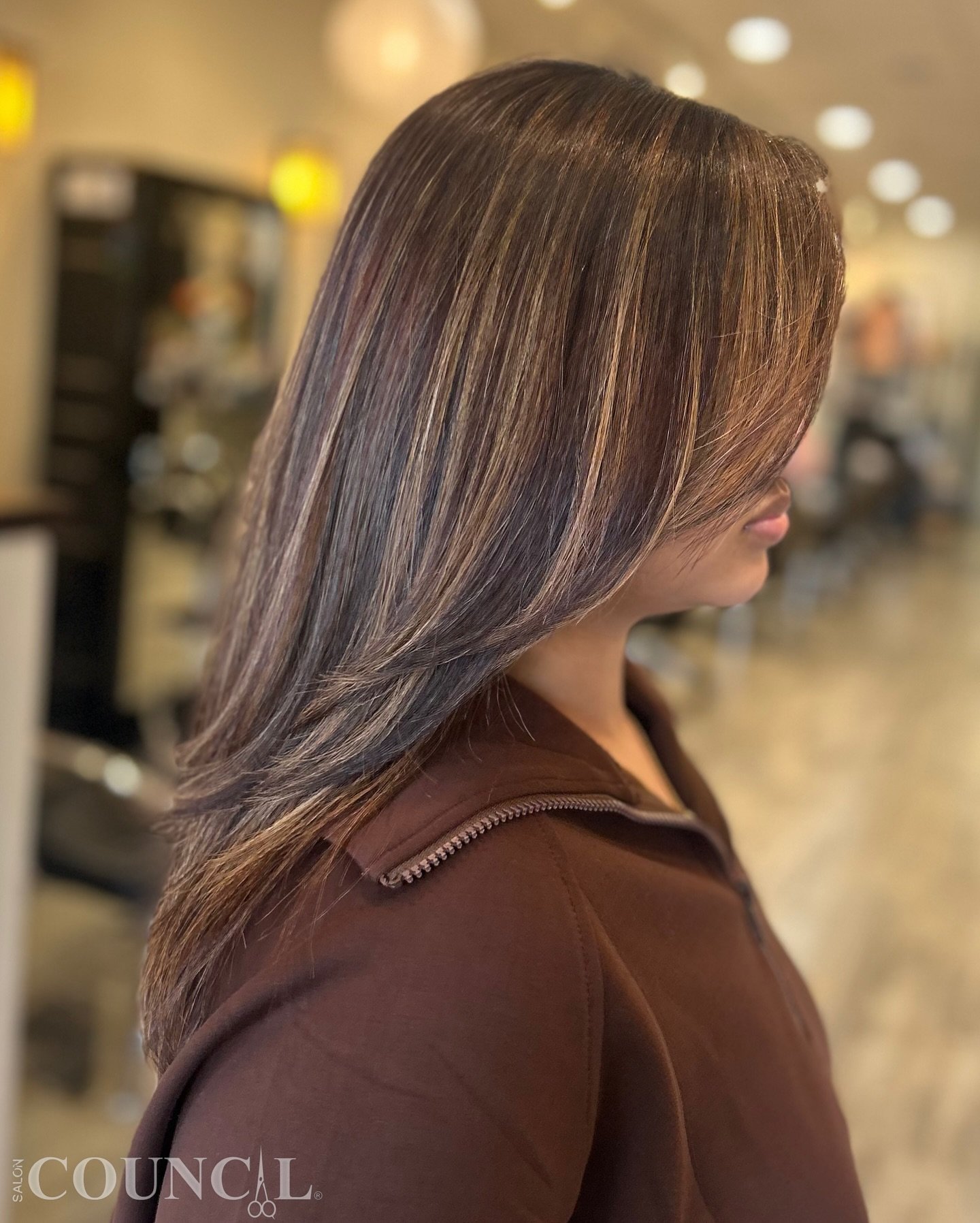 🎉#brandybalayage 
Unveiling a gorgeous brandy balayage, enriched with a perfect toner and Olaplex treatment, all tied together with a fresh haircut and blowout style! 🤎
Ready to shine with every strand! #BrandyBalayage #StylishStrands

BALAYAGE &bu