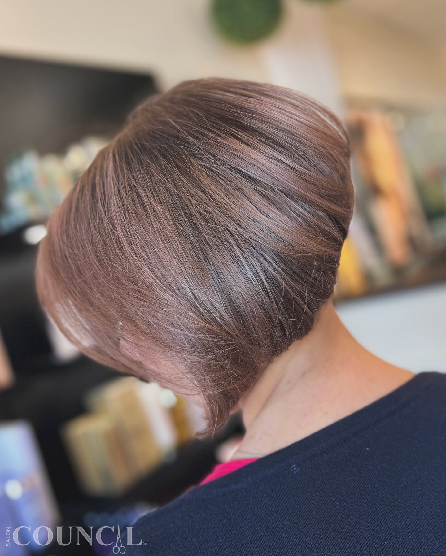 🎉#bobhairstyle 
Stepping out with a perfect modern bob haircut and a stunning dimensional rose gold color blend! 
A fresh look that turns heads and sparks conversations. #RoseGoldHair #ModernBob

HEAVY FOILS &bull; TONER &bull; OLAPLEX &bull; HAIRCU