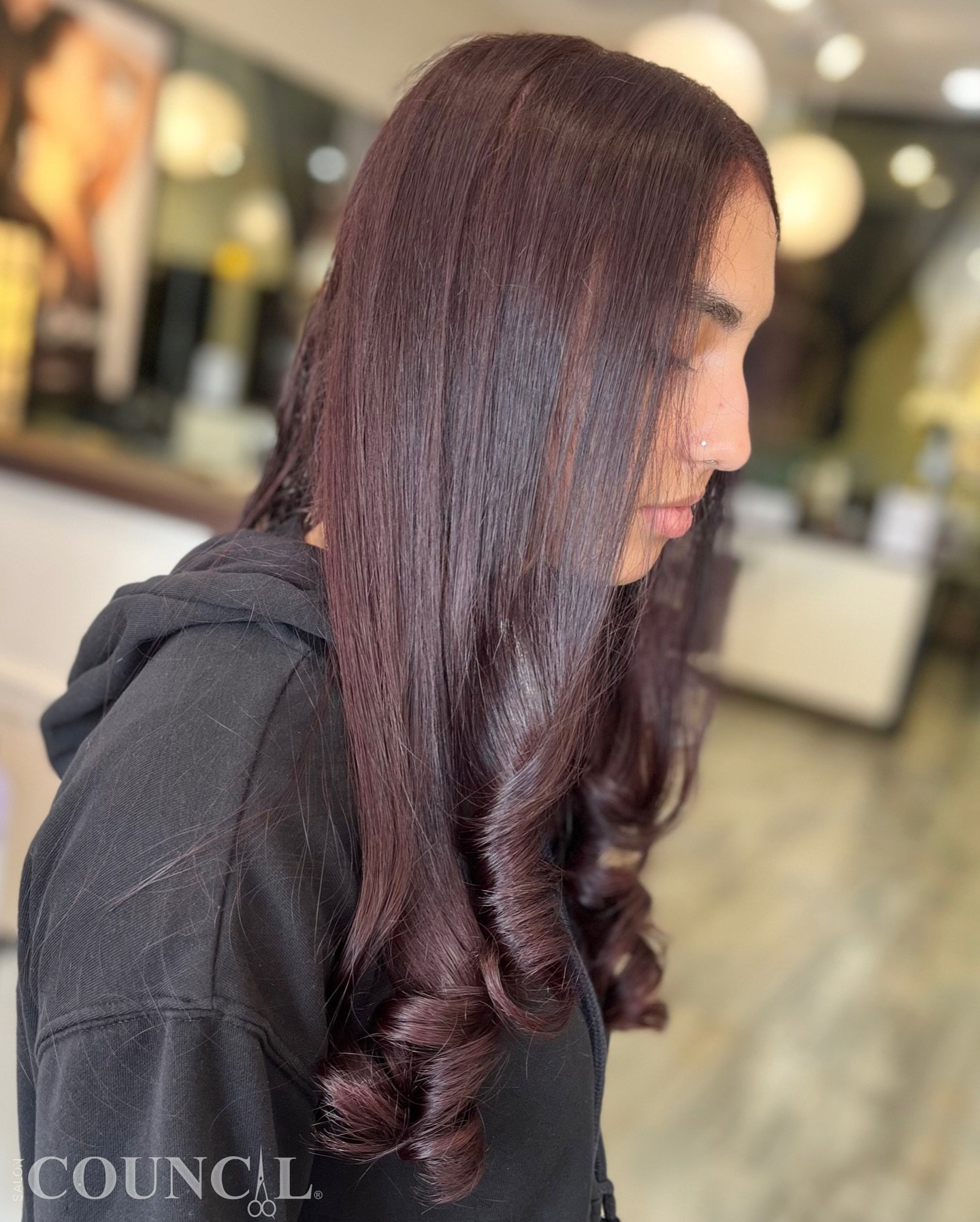 🎉#chocolateredbrownhair 
Heating up the season with a reddish chocolate brown all-over hair color! ☀️🌰
Embrace the warmth and stand out this summer. #SummerStyle #HotHairColors

ALLOVER HAIR COLOR

Hair by YARI @yarihair_styles 
@saloncouncilpines 