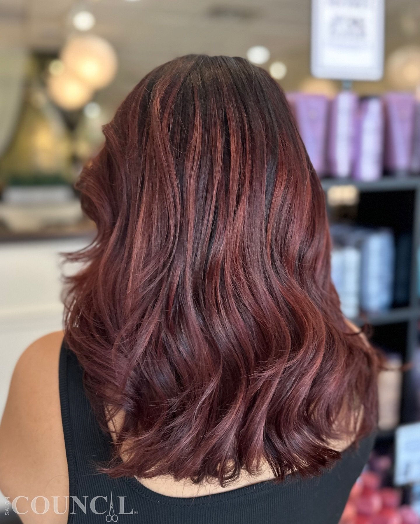 🎉#redrosewine 
Introducing the stunning red rose wine balayage, a blend of dimensional colors enriched with a precise toner and Olaplex treatment, beautifully complemented by a fresh haircut and blowdry style! 🌹 
Unleash your inner radiance. #RoseW