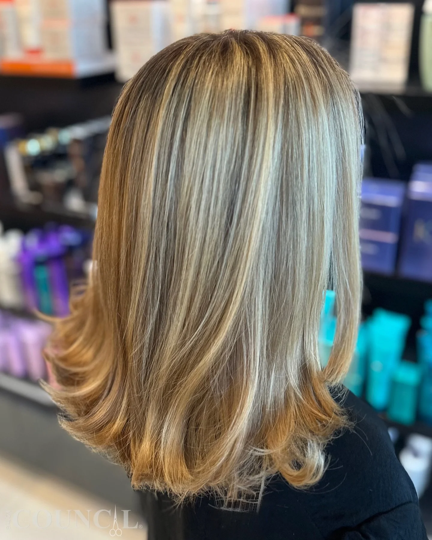 Bright, healthy &amp; full of dimension✨
Nedely @nedely_herrera_stylish transformed this blonde with fresh highlights, a perfect toner, and a K&eacute;rastase Fusio-Dose treatment &mdash; finished with a flawless haircut and blowout. 💇&zwj;♀️💫

📍 