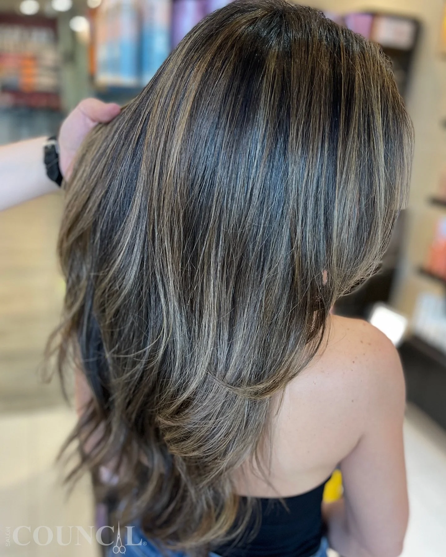 Fresh, bright &amp; beautifully blended ✨
Kelsey @kelseyshair_chair created this gorgeous look with soft highlights, a perfect toner, and a fresh haircut finished with a flawless blowout. Smooth, dimensional, and full of shine. 💇&zwj;♀️💫

📍 Salon 