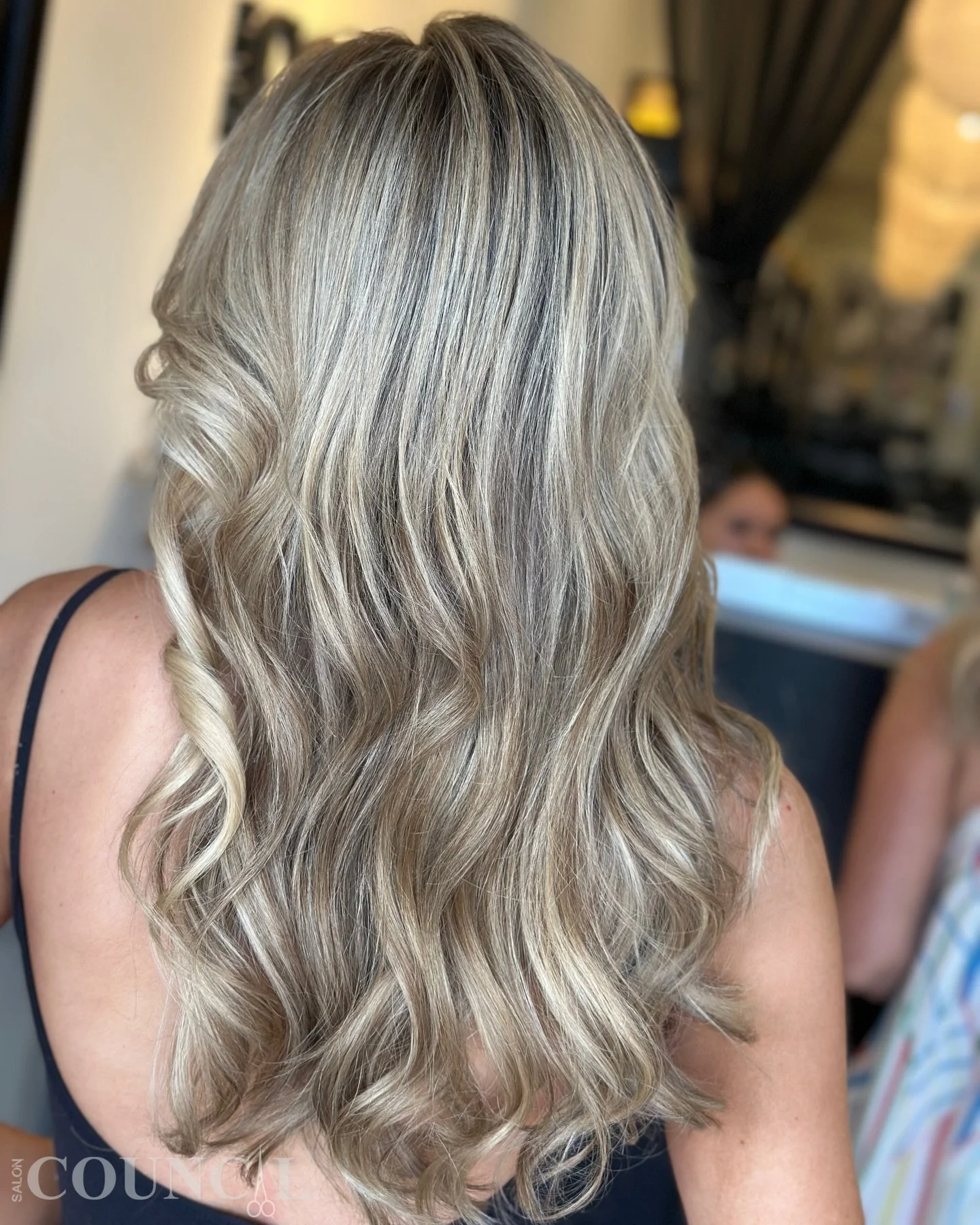 Holiday Blonde Glow ❄️✨
Maria @mariashairlove created this stunning dimensional holiday blonde &mdash; bright, soft, and beautifully blended for the perfect festive-season shine.💫

A timeless blonde that sparkles just as much as the holidays. ✨🎄

?