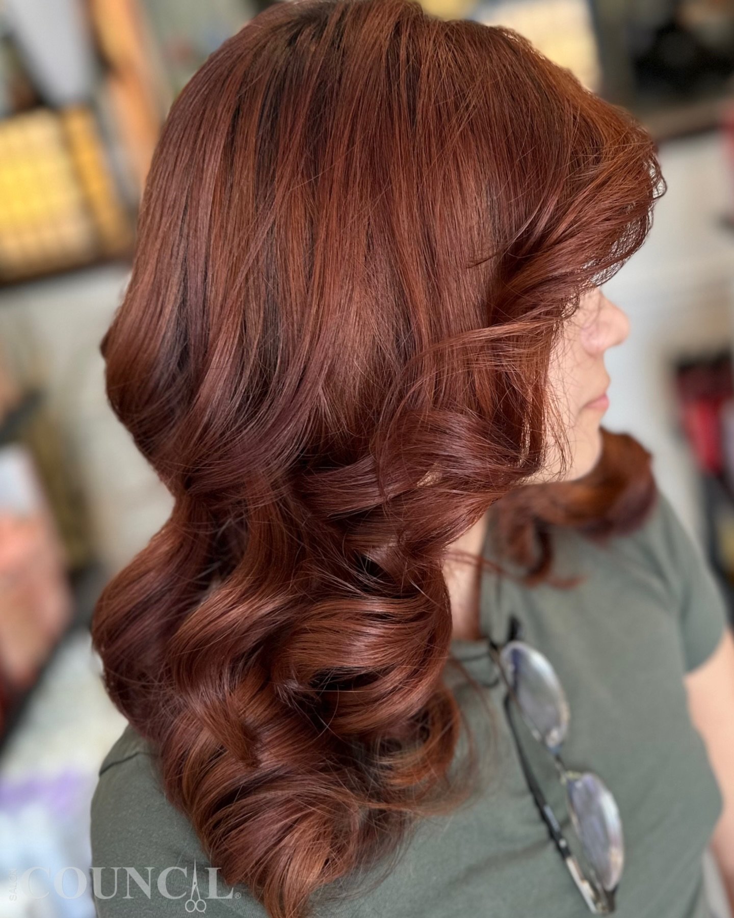 Rich, warm, and softly dimensional 🤎✨
This all-over sienna brown with a touch of dimension adds depth, shine, and a beautifully natural finish&mdash;created by Maria @mariashairlove at Salon Council.

Simple color, elevated result.

What is Sienna B