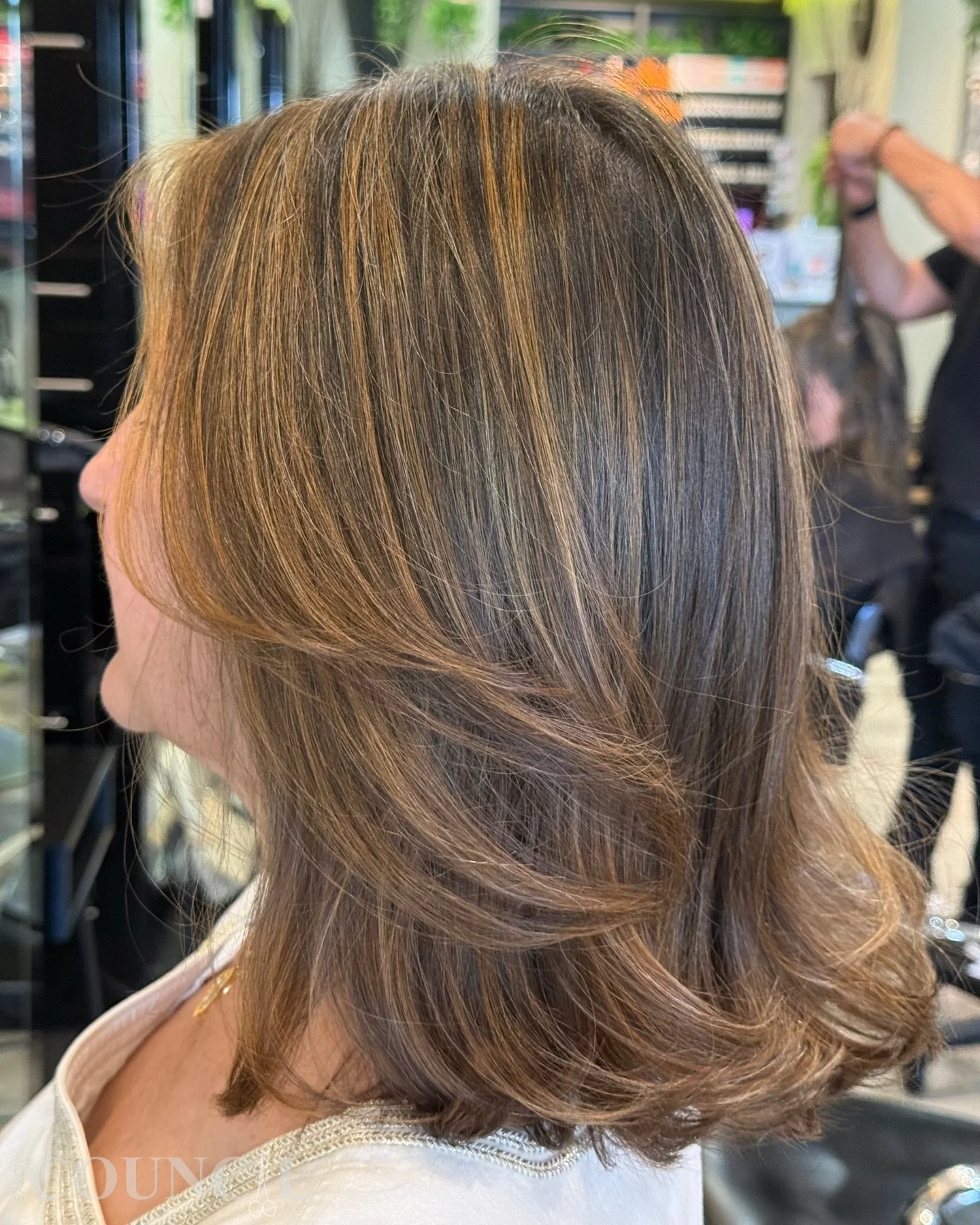 Soft, subtle, and naturally lifted ✨
This foilyage highlights was achieved using an extra lift color only&mdash;no toner needed, creating a delicate caramel tone with a seamless, low-maintenance finish.

Color created by Robert @tatoroberto98 at Salo