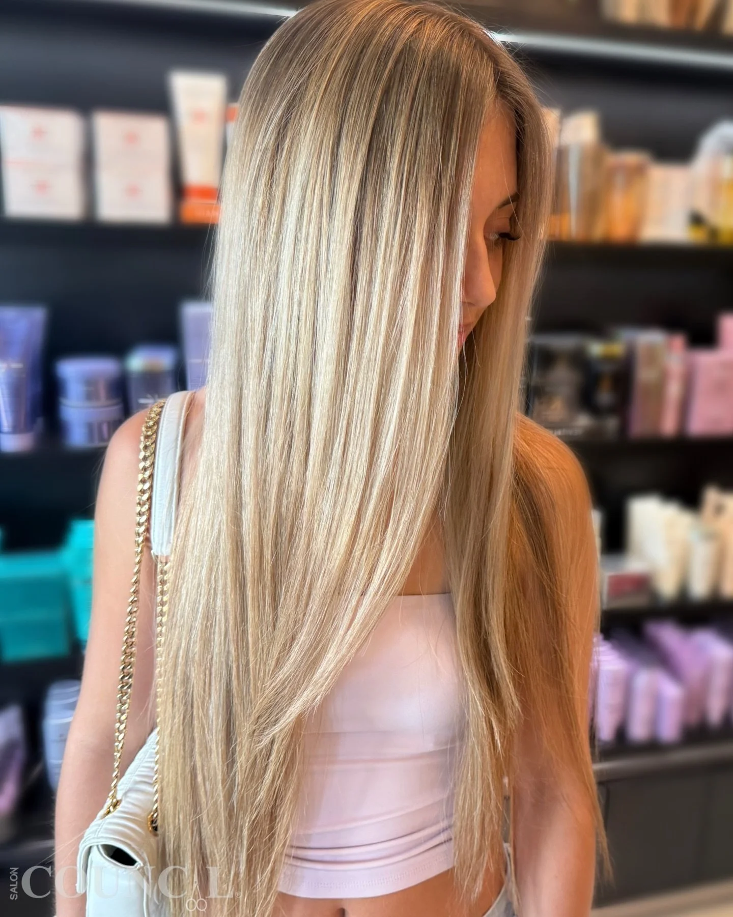Maximum brightness, seamless blend.
This dimensional blonde was achieved using a heavy foil placement technique to create a full, blended blonde from roots to ends.

Beautifully created by Alina @alina.weston at Salon Council.

#SalonCouncil #FullBlo
