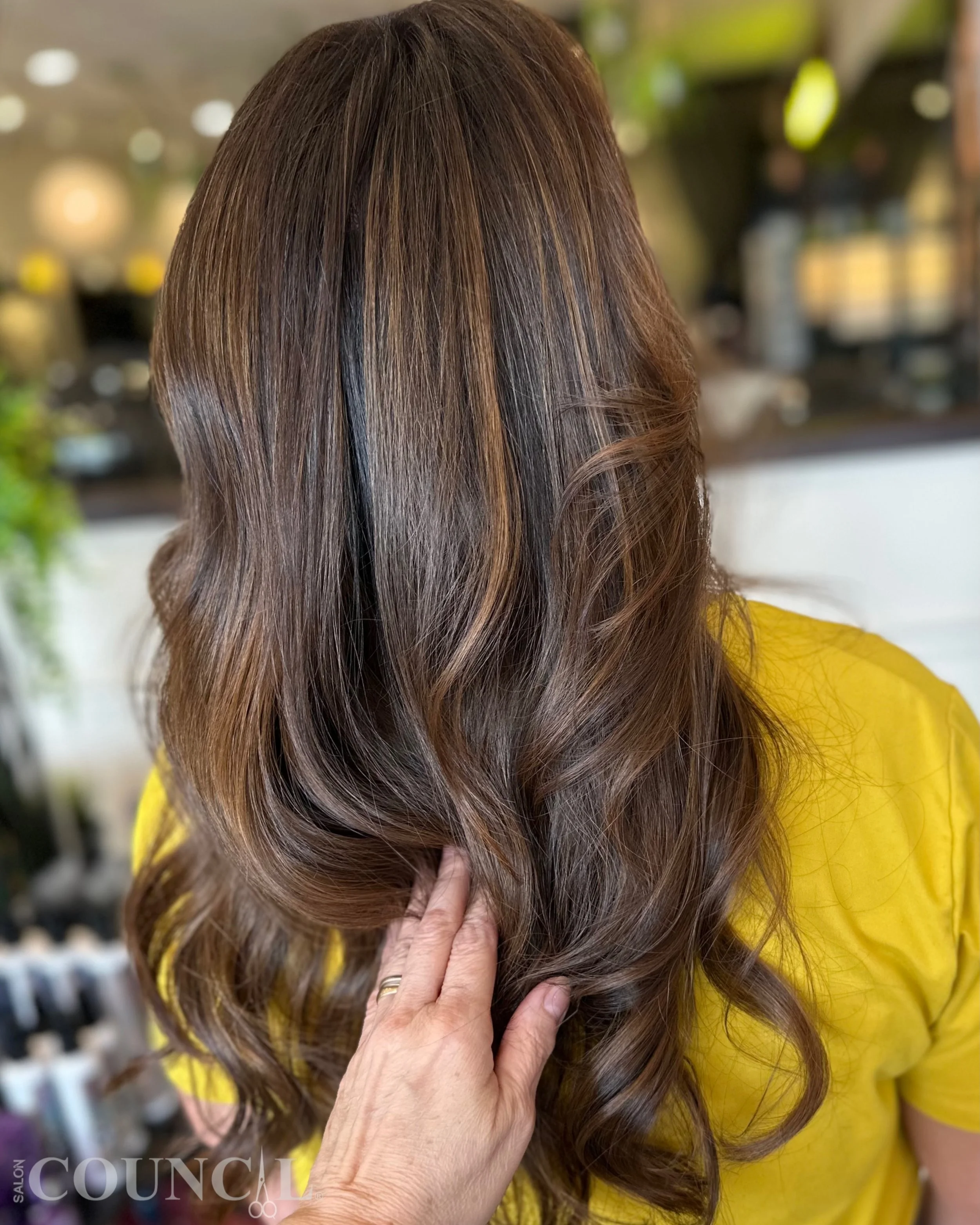 Rich chocolate brown with touches of caramel dimension 🤎
This brunette color brings depth, warmth, and a soft dimensional finish for that glossy, elevated look.

Beautifully created by Maria @mariashairlove at Salon Council.

#SalonCouncil #Chocolat