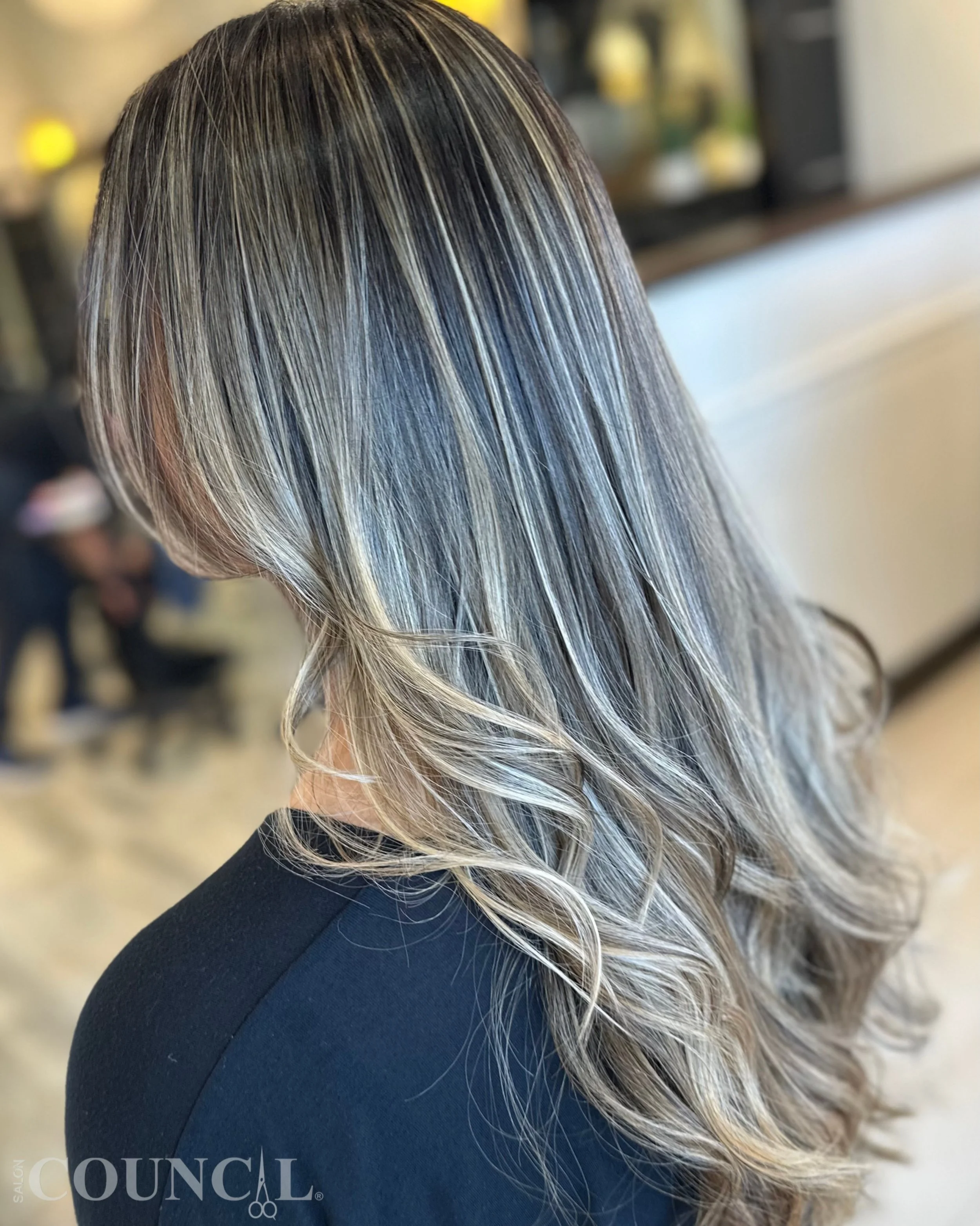🎃🍂 Fall Hair Magic! ✨

Beautiful contrast, rich dimension, and seamless blending! This gorgeous balayage foilyage is perfect for the Halloween season! 

✂️ Created at Salon Council&reg;.

#SalonCouncil #FallHairColor #DimensionalBalayage #Foilyage 