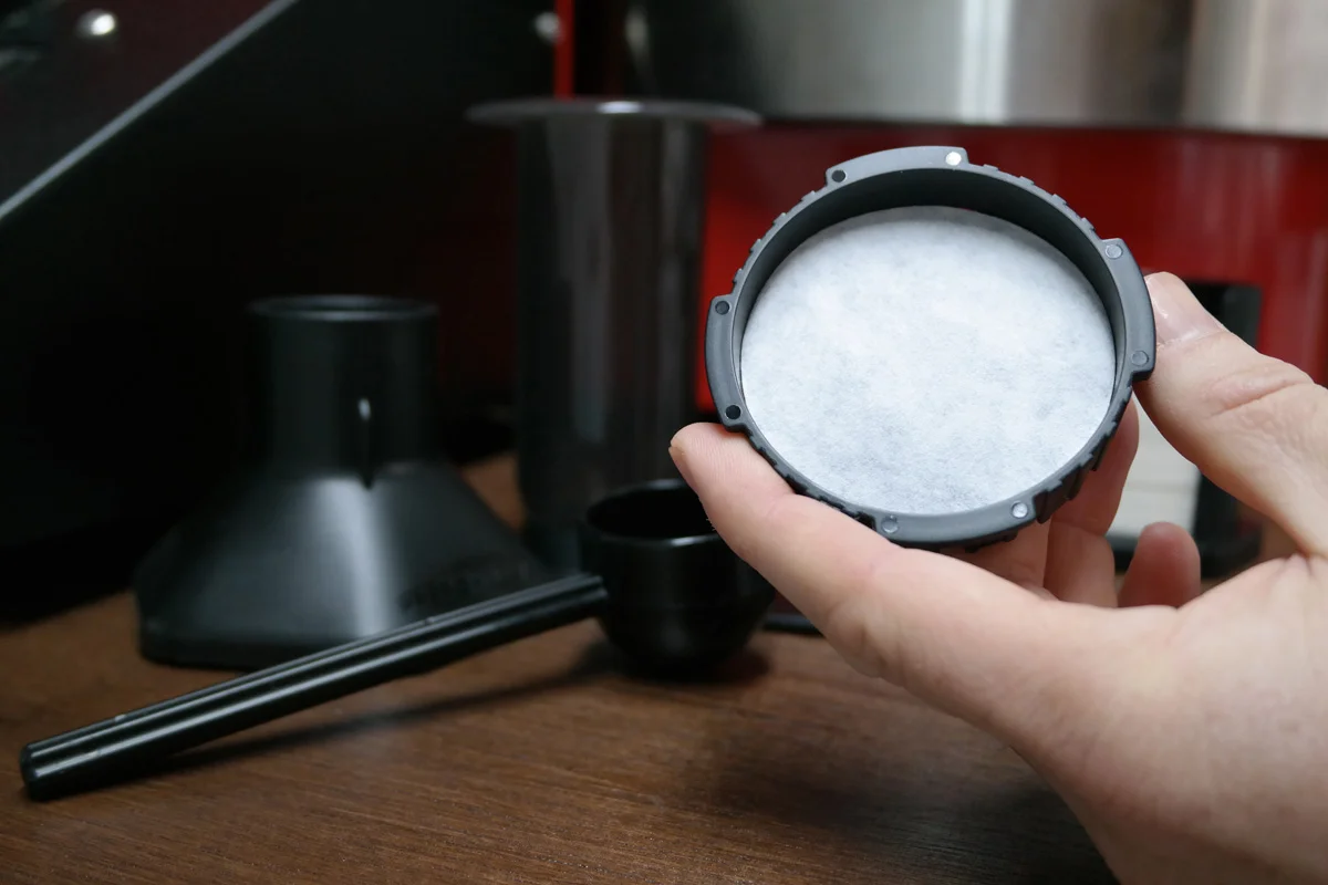 Insert a filter in the filter cap.