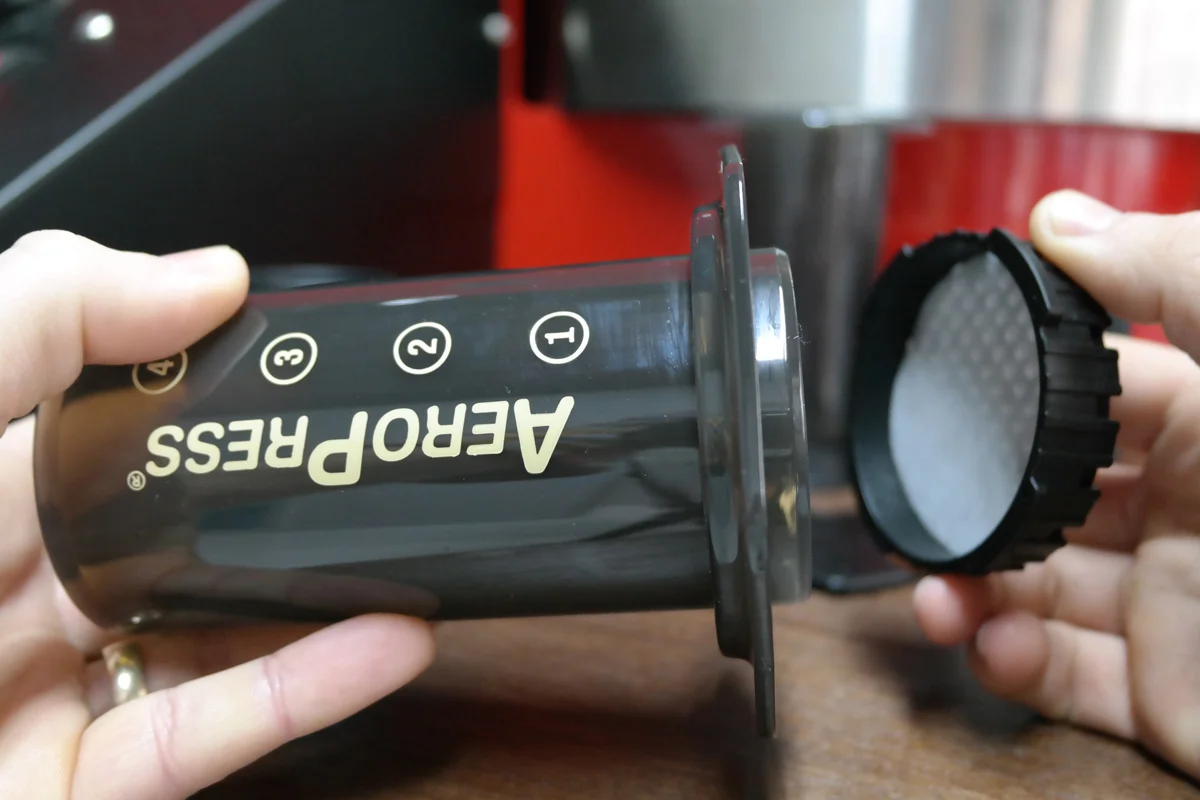 Attach the filter cap with filter paper to the chamber.