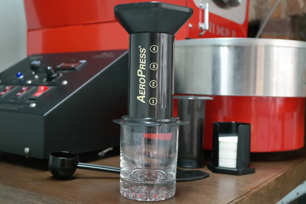 Place the chamber with filter cap on a coffee cup/glass. Attach the funnel to the chamber and place your ground coffee inside.