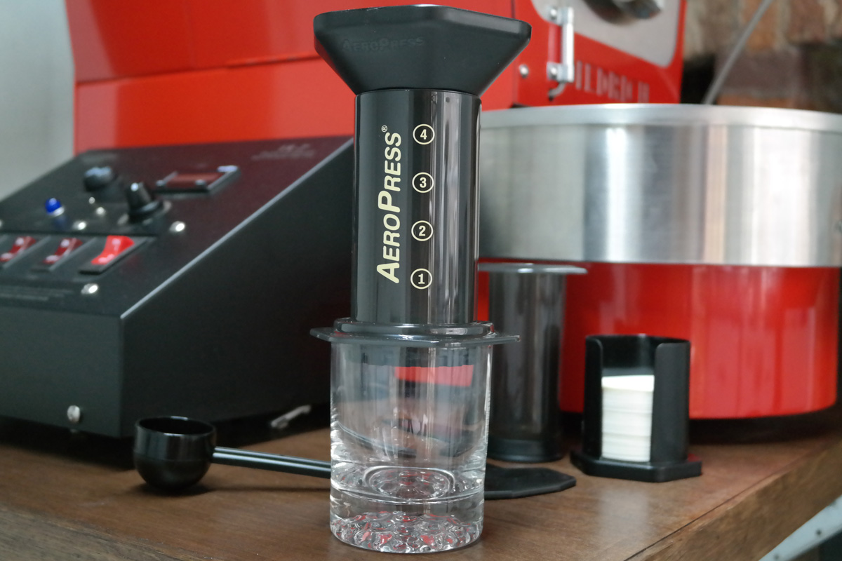Place the chamber with filter cap on a coffee cup/glass. Attach the funnel to the chamber and place your ground coffee inside.