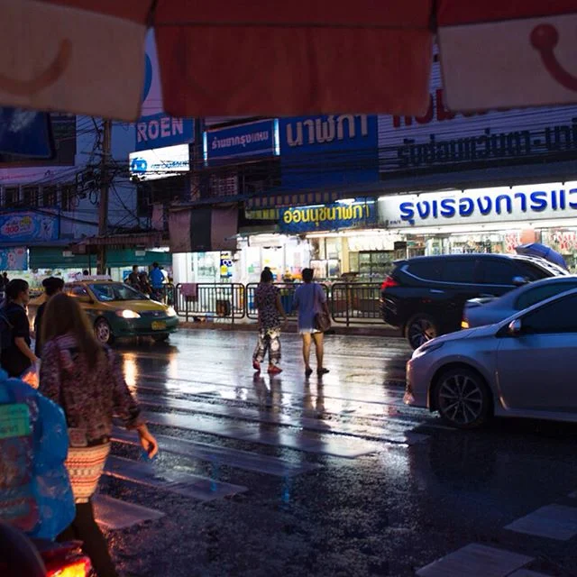 Rainy Bangkok nights #thailand #bangkok #bangsanity #streetphotography #nightphotography