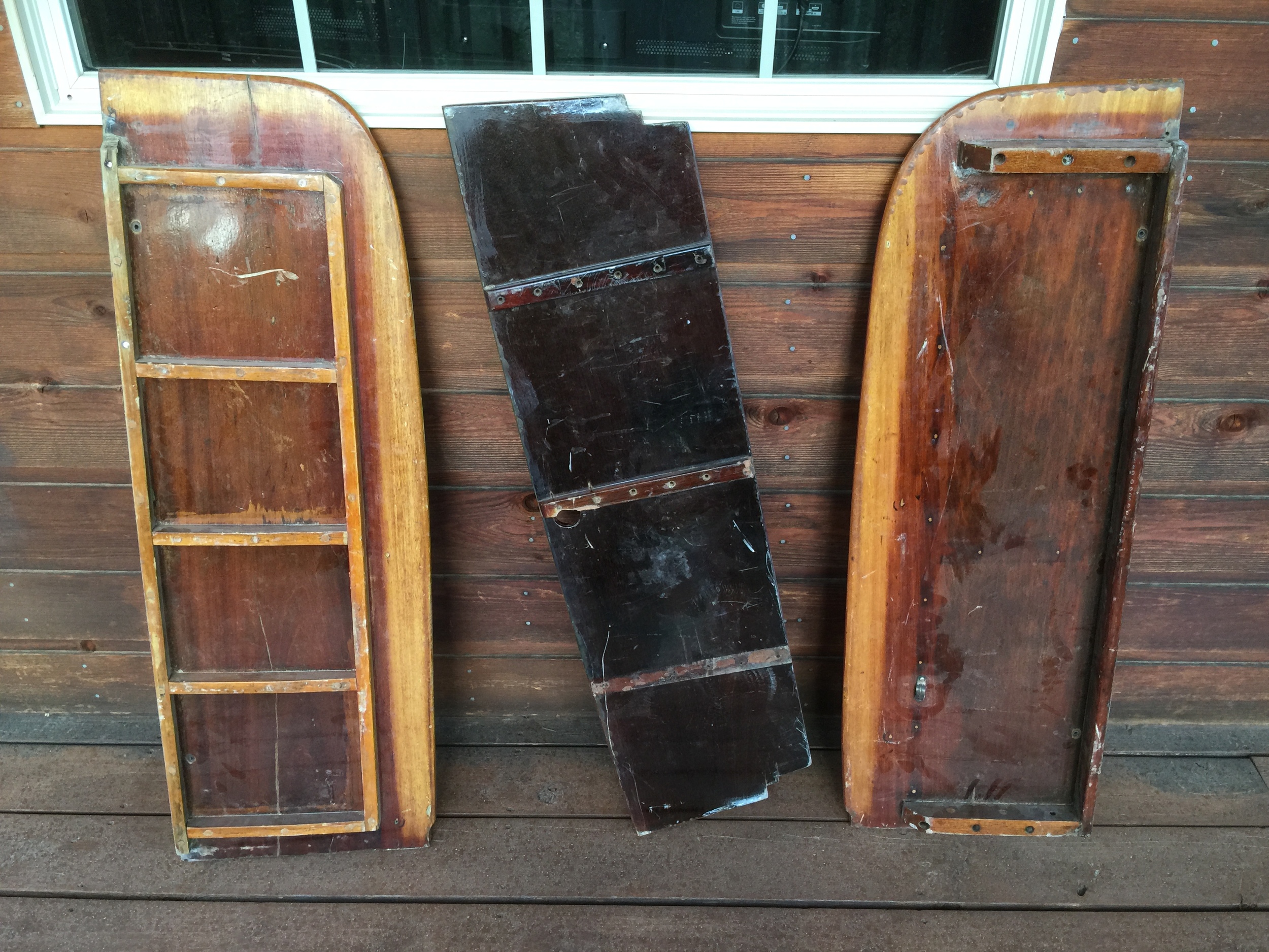 The slats on the starboard bench (left in the picture) is quite different from the port-side bench.