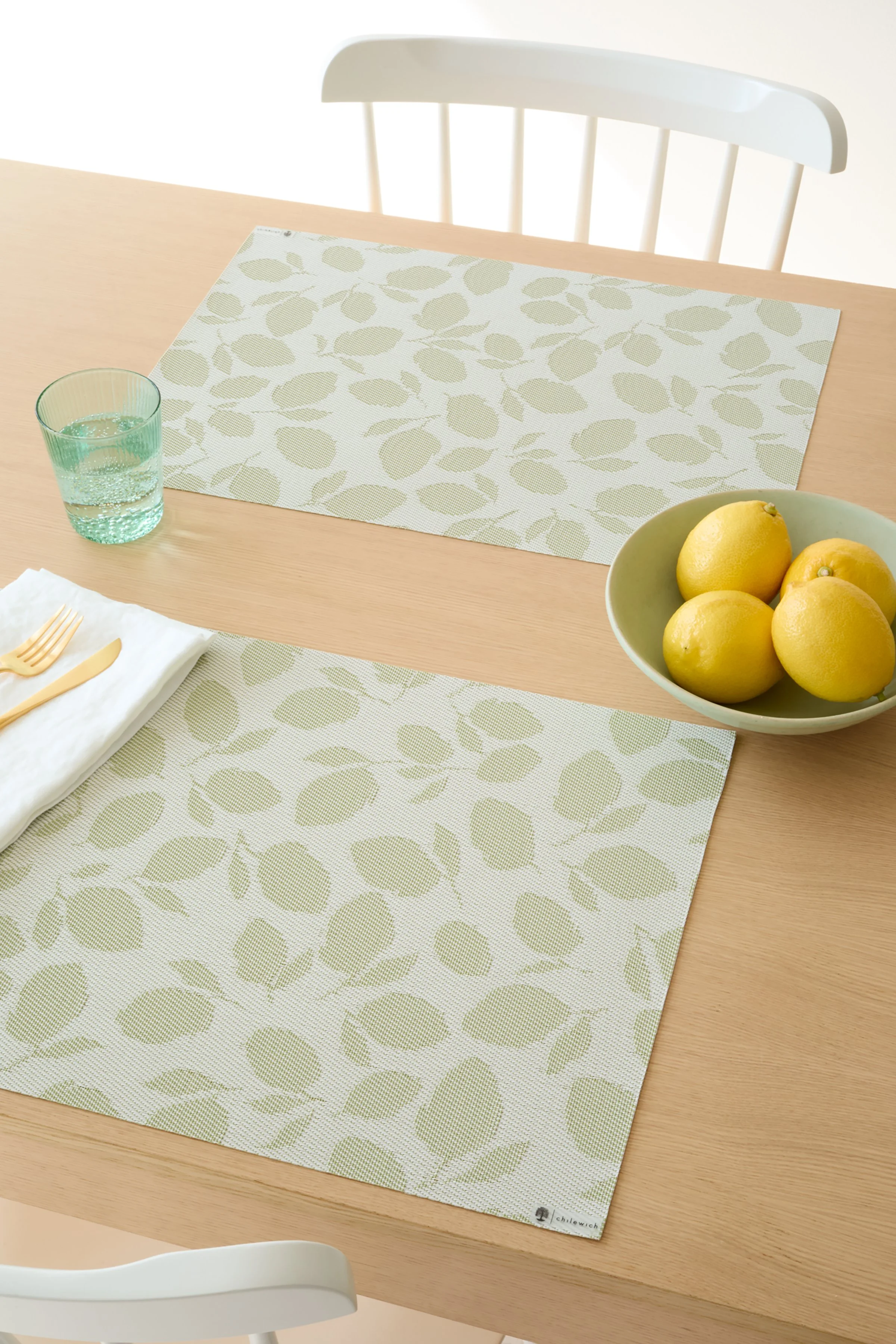 table_lemon leaves_sprout_7432.jpg