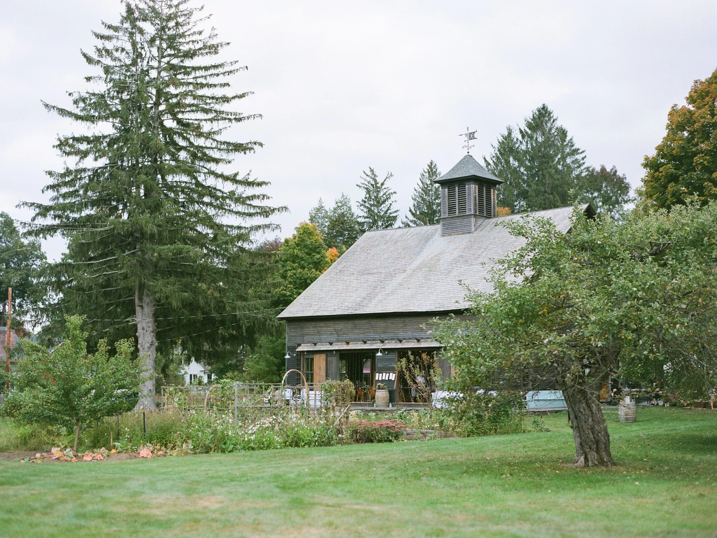 Ricky &amp; Molly's Autumn Wedding | Gloriosa &amp; Co. Ashfield Massachusetts