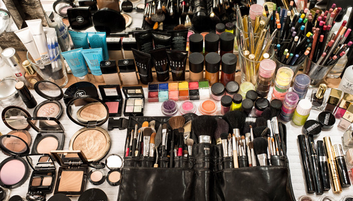 Aly-Hazlewood-Make-up-Kit-704x400.jpg