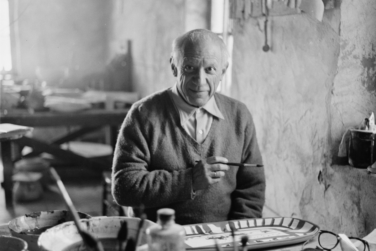 Pablo-Picasso-works-on-the-plate-”Picador-et-torrero”-at-the-Madoura-pottery-in-Vallauris-Photo-by-Edward-Quinn.jpg