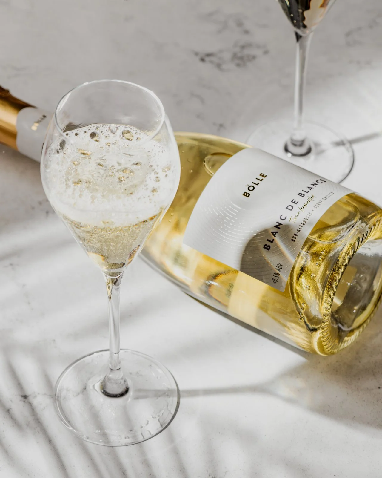BOLLE_Blanc_de_Blanc_750ml_Lifestyle_blanc-de-blanc-bottle-laying-down-poured_0001.jpg