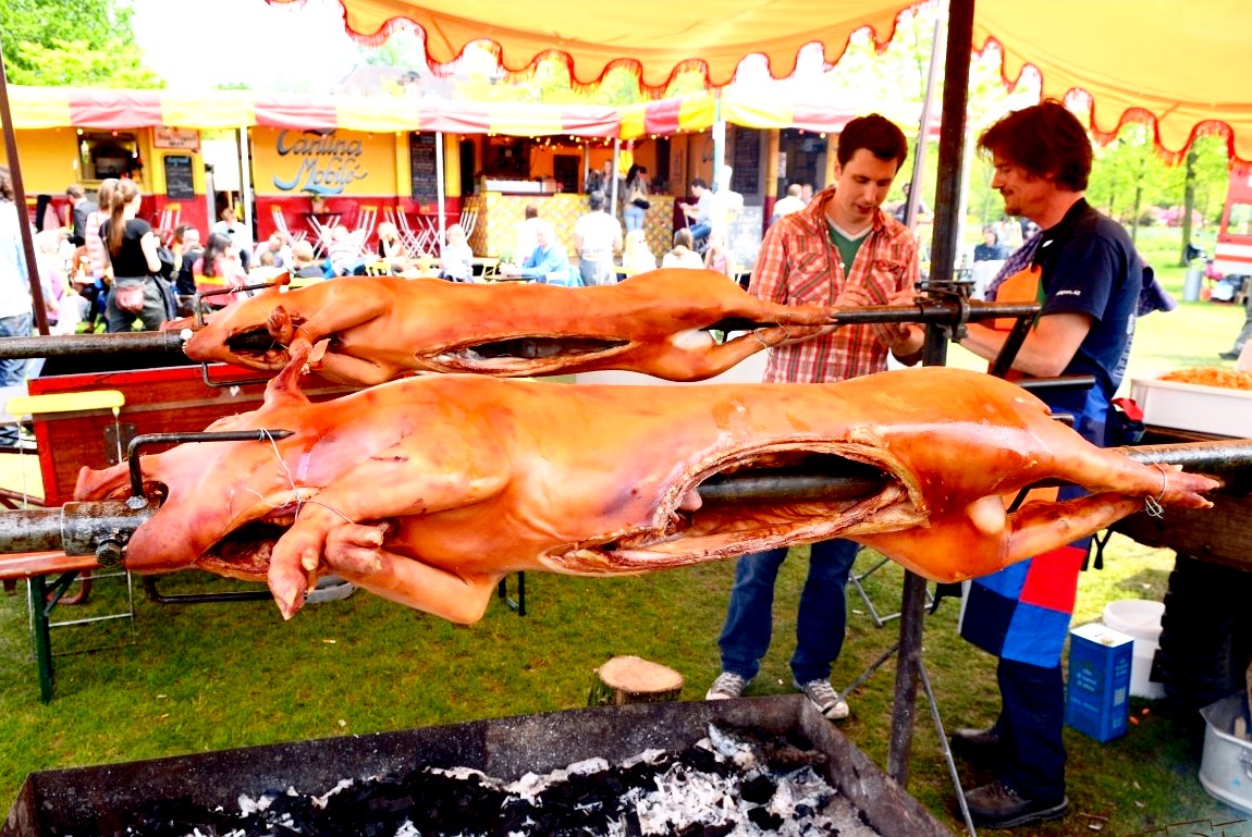 Draaiende varkens op Rollende Keukens.