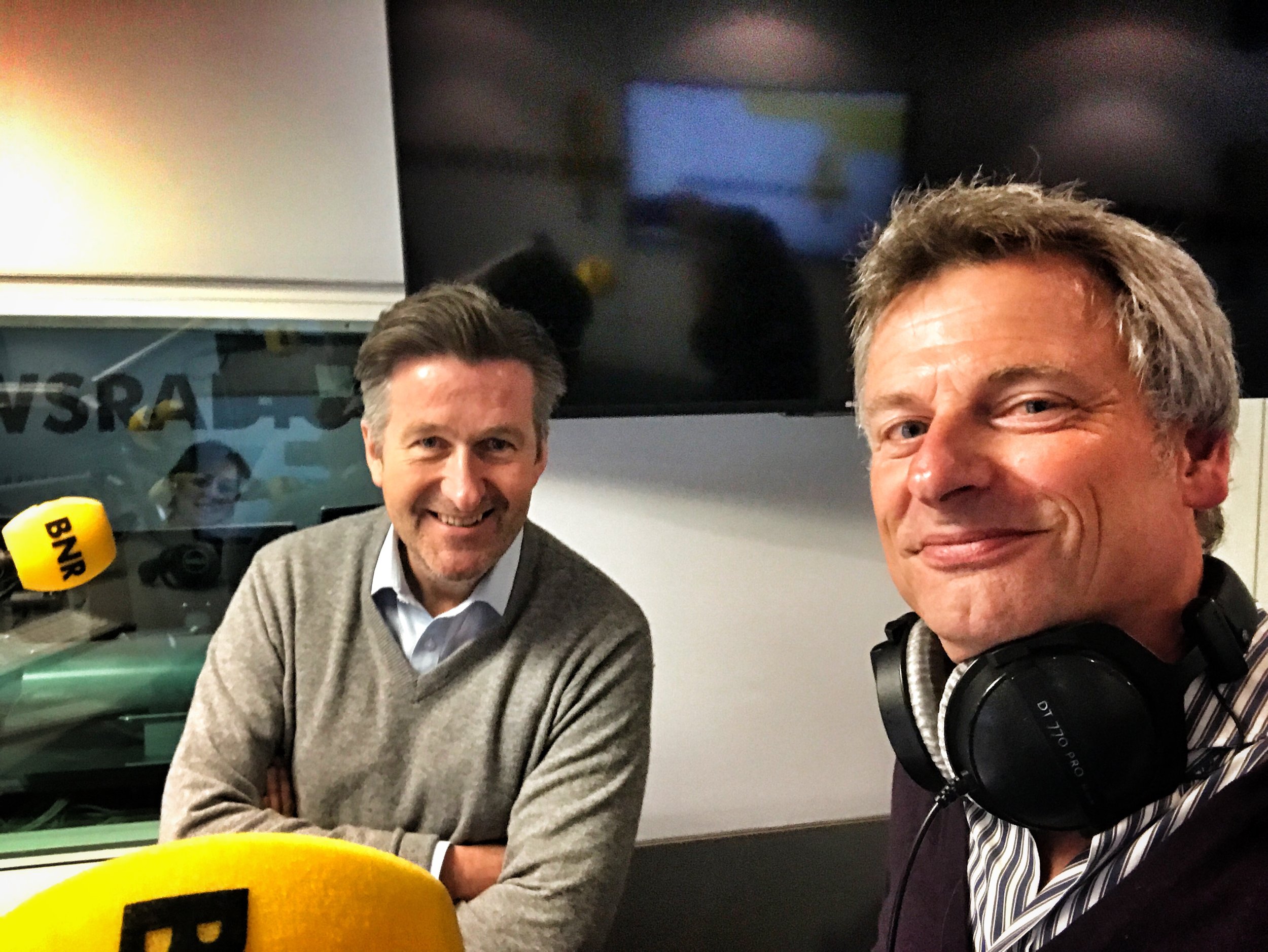 BNR DE KANTINE: LUISTER ONDERSTAAND OVER VEILIGHEIDSRISICO ABOUTALEB, FOTO VADER DODE TWEELING SYRIE, HOGERE BOETE APPENDE OUDERS IN AUTO, OPA MAX VERSTAPPEN GEHEIM BEZOEK AAN RED BULL RACING, TOEKOMST PAPIEREN KRANT.