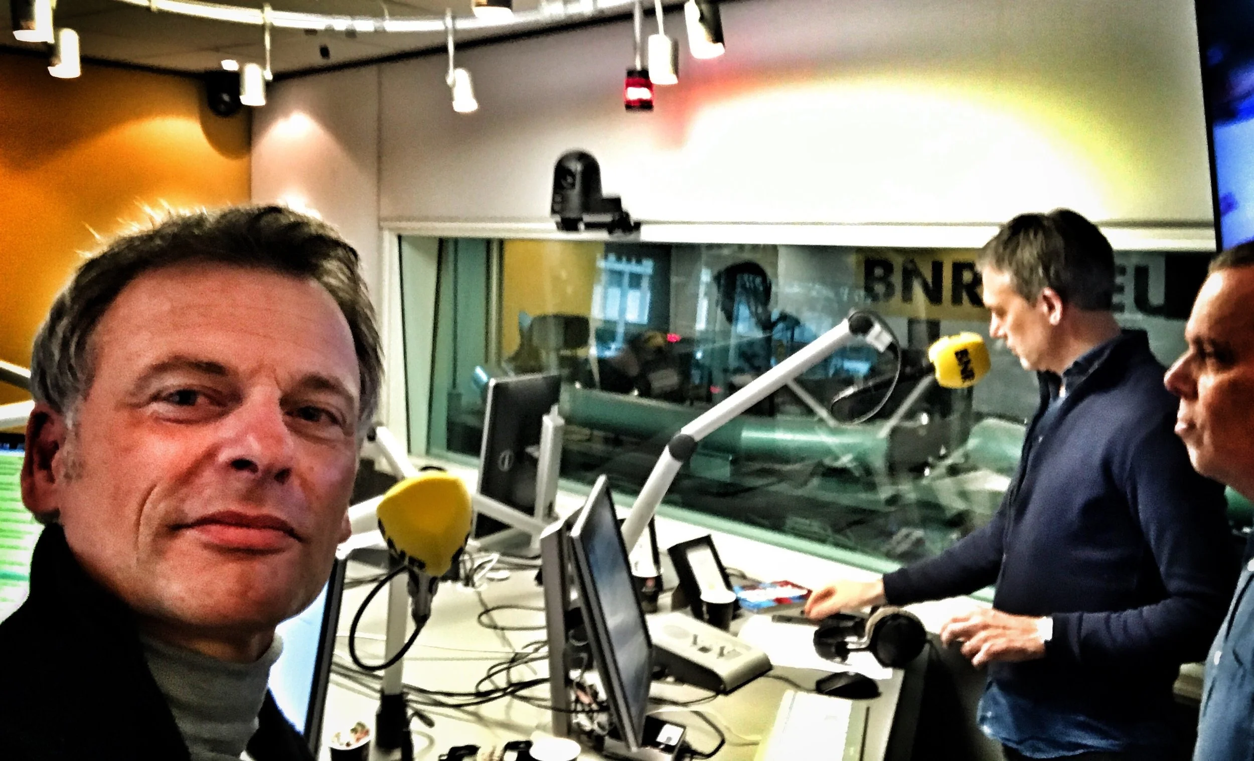 BNR MET ROELOF HEMMEN EN YTEKE DE JONG OVER HET AFTREDEN VAN MINISTER HENNIS, VAKER EEN NIET- WESTERSE ACHTERGROND BIJ OPLEIDING AGENTEN EN GAAT NIEUWE KABINET VERMOGENS MINDER BELASTEN?