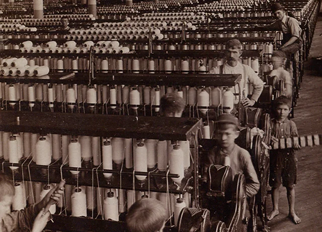 Ken Jacobs's Capitalism: Child Labor (2006) uses a stereo photograph to create 3D effects