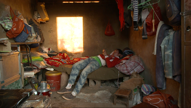 Father and Sons focuses on factory worker Cai Shunhua and his sons Yongjin and Yonggao