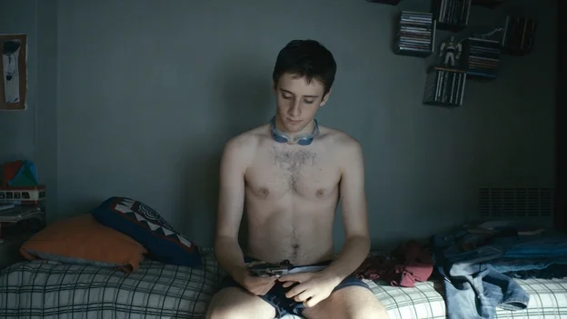 Two Shots Fired begins with teenager Mariano (Rafael Federman) shooting himself, only to recover soon afterwards