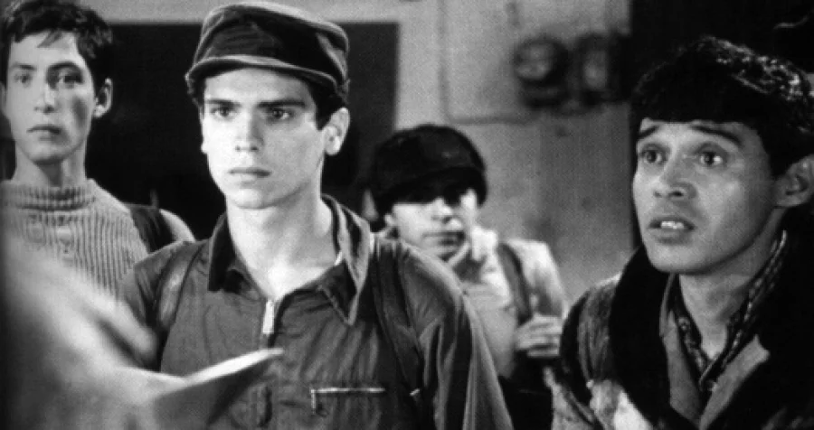 These young men seek shelter from inclement weather in Felipe Cazals' Canoa .