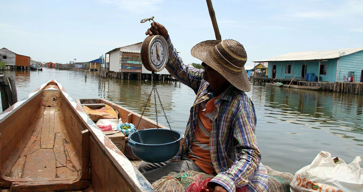 Canoes allow for aquatic commerce in Nueva Venecia .