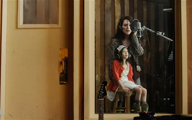 Maisie and her mother, Susanna (Julianne Moore), a one-time New Wave rock diva