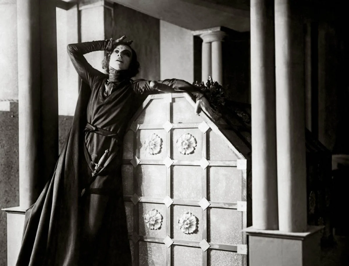 Nielsen as a cross-dressing Hamlet